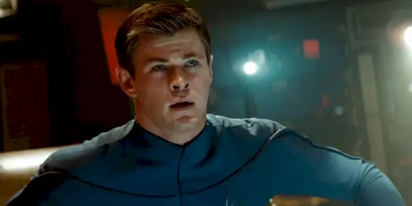 chris hemsworth como george kirk en viaje a las estrellas