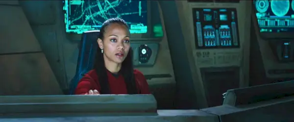 Star Trek más allá de Zoe Saldana como Uhura