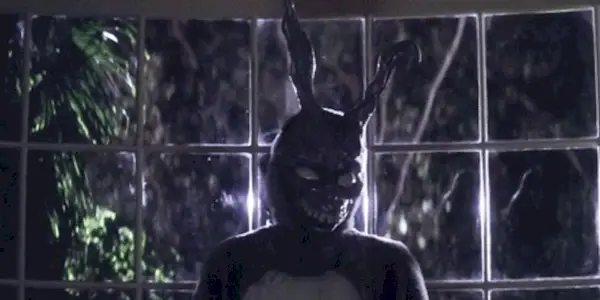 Frank står ved et vindu i Donnie Darko