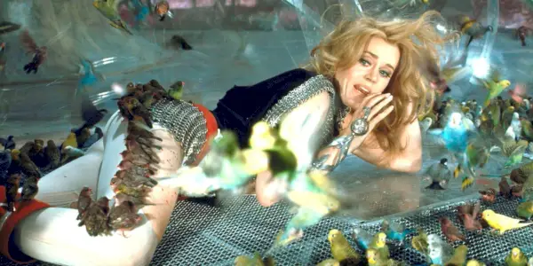 Jane Fonda allongée au sol alors qu'elle est attaquée par de petits oiseaux à Barbarella