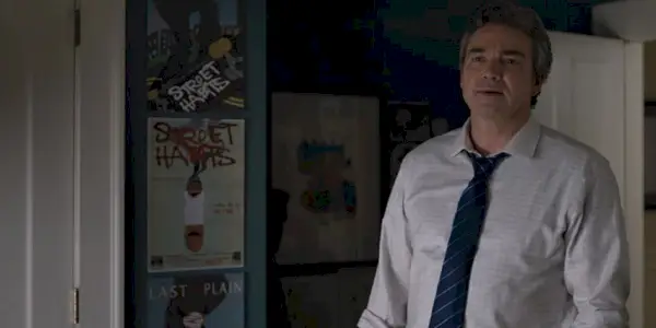 존 테니(Jon Tenney)가 I See You를 보고 있습니다.