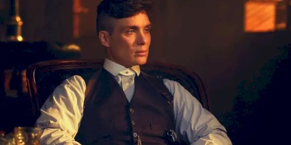 Tommy Shelby (Cillian Murphy) sitter i en stol og ser tomt ut i Peaky Blinders.