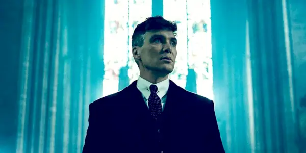 Cillian Murphy som Tommy Shelby ser til siden i Peaky Blinders