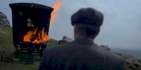 Cillian Murphy som Tommy Shelby ser på vognen sin brenne i Peaky Blinders sesong 6-finalen.