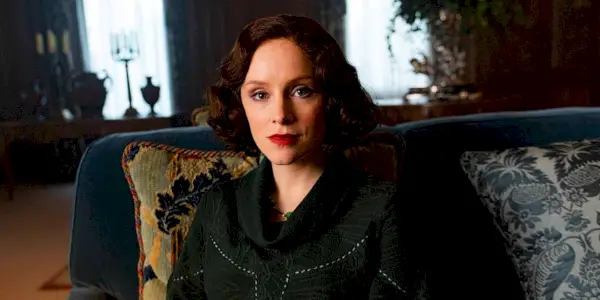 Sophie Rundle satt som Ada Shelby Thorne i Peaky Blinders sesong 6.
