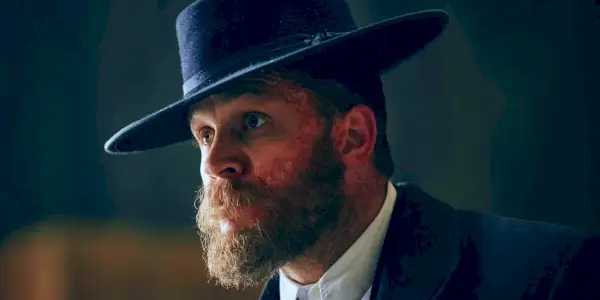 Tom Hardy som Alfie Solomons med hatt i Peaky Blinders