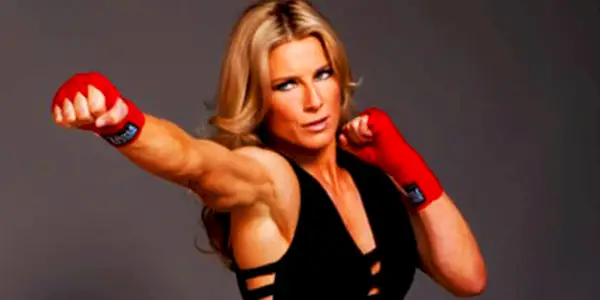 Heidi Moneymaker golpeando el aire