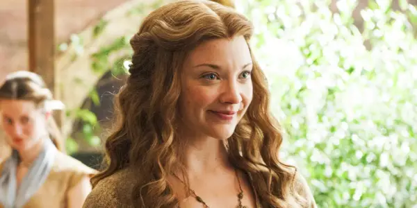 Margaery Tyrell (Natalie Dormer) sonríe tímidamente en Juego de Tronos