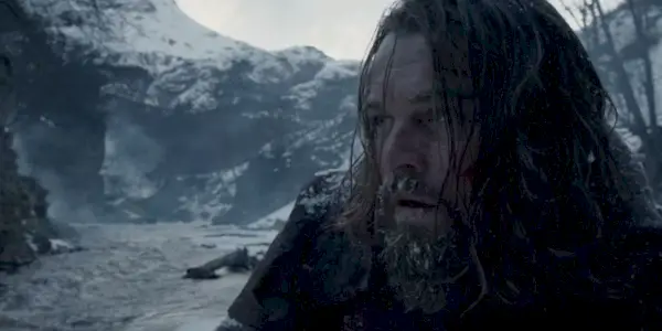 Hugh Glass spaceruje po śniegu w ostatniej scenie Zjawy