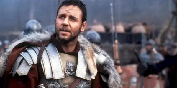 Maximus usando armadura em Gladiador