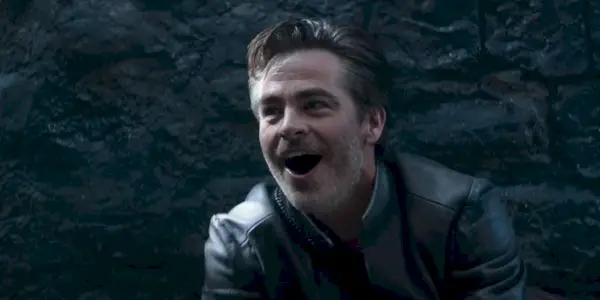 Chris Pine som Edgin smilende i Dungeons and Dragons Honor Among Thieves
