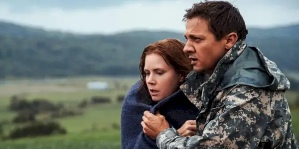 Louise/Amy Adams e Ian/Jeremy Renner si abbracciano all'arrivo
