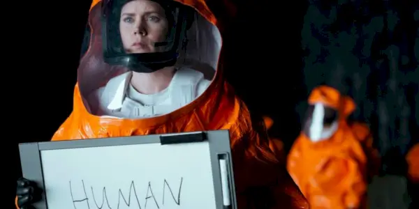 Amy Adams cerca di comunicare con gli alieni in Arrival