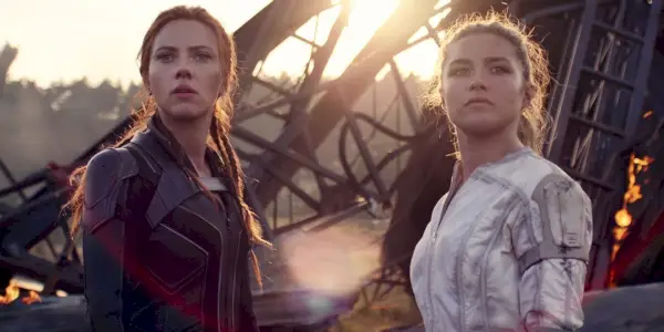 Natasha a Yelena stojící uprostřed trosek v Black Widow.