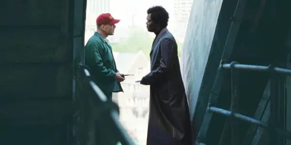 Bruce Willis e Samuel L Jackson parlano su una scala in Unbreakable