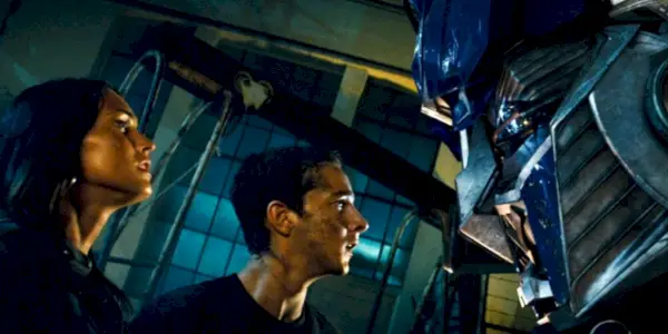 Sam conoce a Optimus Prime por primera vez en Transformers
