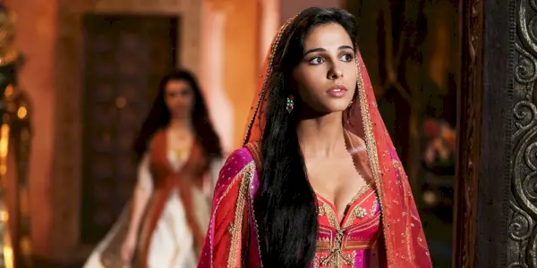 Naomi Scott som prinsesse Jasmine i et palass i Aladdin