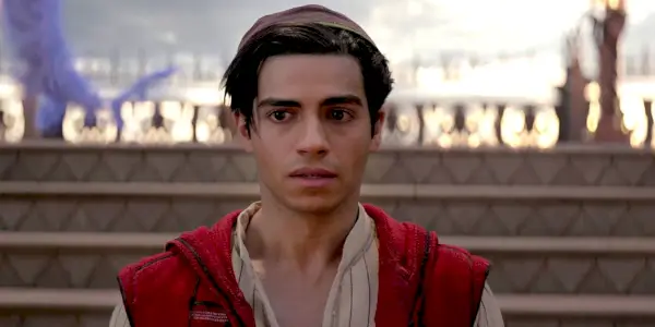 Mena Massoud i Aladdin ser på noe utenfor skjermen.