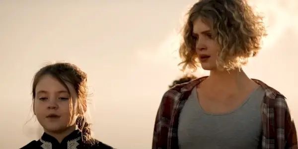 En teenager taler med en pige i Children of the Corn 2023
