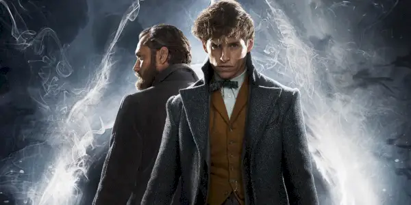 Jude Law y Eddie Redmayne como Dumbledore y Newt en una imagen promocional recortada de Animales Fantásticos
