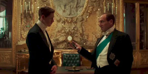 Harris Dickinson og Ralph Fiennes står sammen i The King