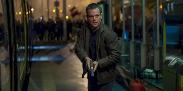 Matt Damon holder en pistol i 2016