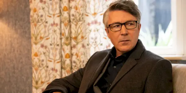 Frank (Aiden Gillen) assis et l'air inquiet à Kin.