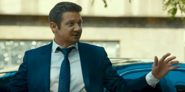 Jeremy Renner levant les mains dans l'épisode 7 de la saison 2 du maire de Kingstown