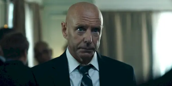 Hugh Dillon dans le rôle d'Ian Ferguson a l'air dérangé dans Maire de Kingstown