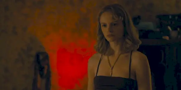 Emma Laird dans le rôle d'Iris dans Maire de Kingstown S02E04
