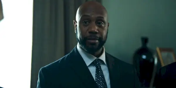 Derek Webster dans le rôle de Stevie à la mairie de Kingstown