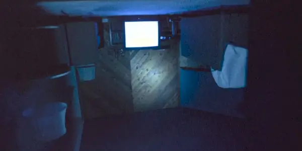 Dům se ve Skinamarinku objeví vzhůru nohama