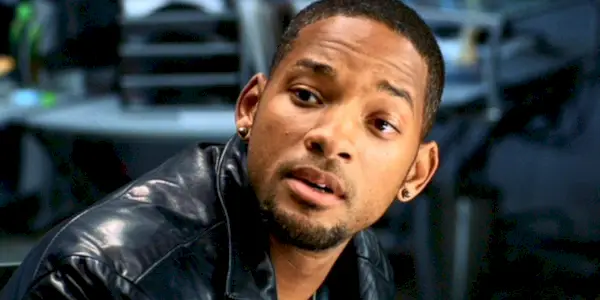 Will Smith som Del Spooner ser op på noget i I, Robot