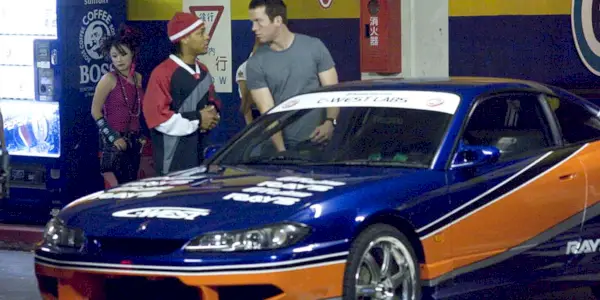The Fast and the Furious Tokyo Drift의 주차장에 있는 파란색과 주황색 Nissan Silvia