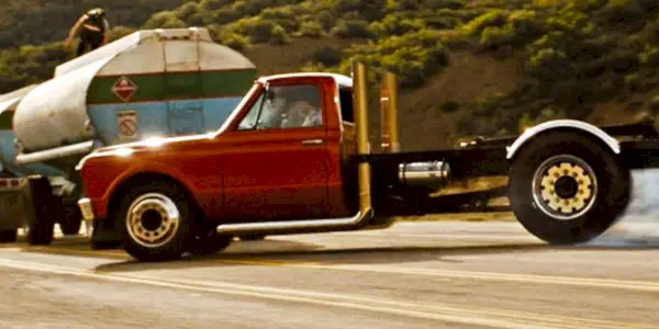 분노의 질주에서 Chevrolet C-10 트럭을 운전하는 Han