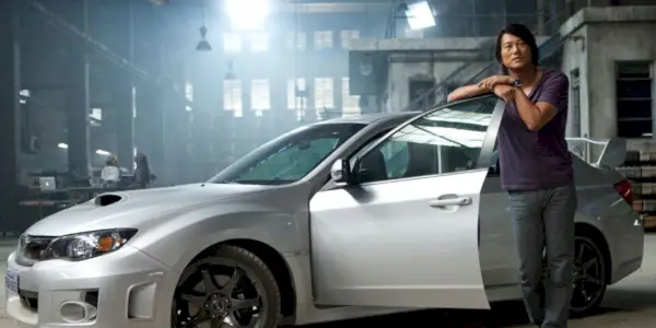 Han은 Fast Five에서 은색 Subaru Impreza에 기대어 있습니다.