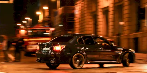 분노의 질주 6(Fast & Furious 6)에서 런던을 질주하는 검은색 BMW M5
