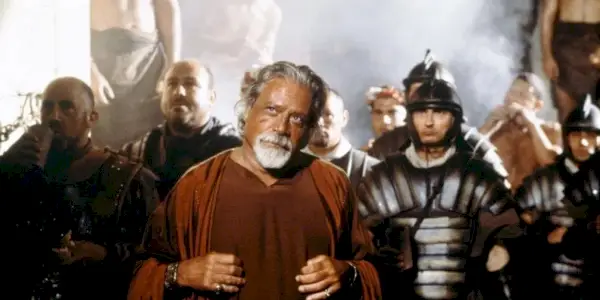 Proximo se tient devant les combattants dans Gladiator