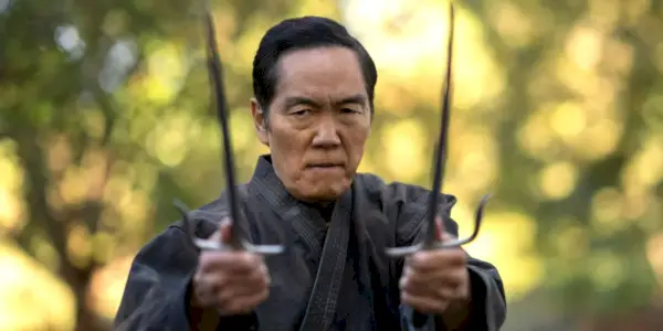 Chozen con in mano due spade in Cobra Kai
