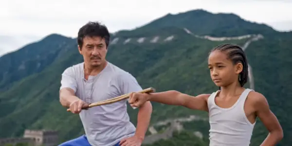 Jackie Chan nel ruolo del signor Han, mentre allena Jaden Smith nel ruolo di Dre in The Karate Kid