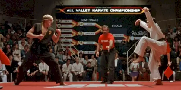 The Karate Kid, scena del calcio della gru: William Zabka e Johnny e Ralph Macchio nel ruolo di Daniel durante il torneo