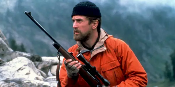 Robert De Niro com um rifle de caça em The Deer Hunter