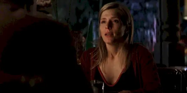 Claudia Gator (Melora Walters) sieht verärgert aus, nachdem sie bei einem Date mit Jim in Magnolia geweint hat