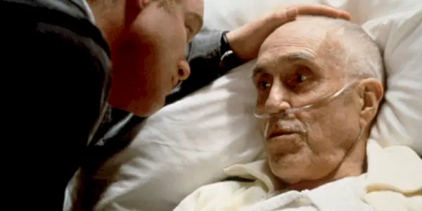 Earl Partridge (Jason Robards) liegt auf seinem Sterbebett und wird von Phil (Philip Seymoure Hoffman) in „Magnolia“ getröstet