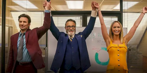 Chris Evans, Andy Garcia a Emily Blunt víťazne zdvihli ruky v Pain Hustlers