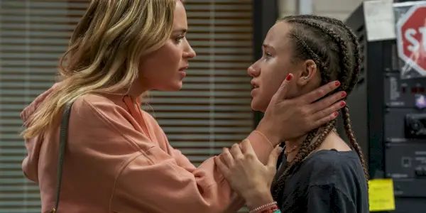 Liza a plačúca Phoebe v Pain Hustlers