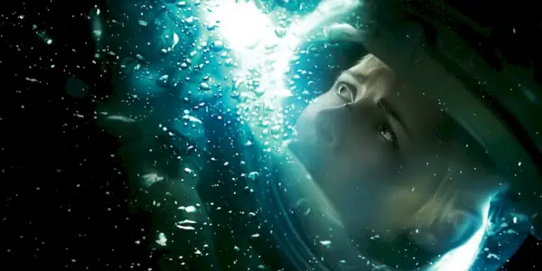 נורה מול המפלצת מתחת למים.