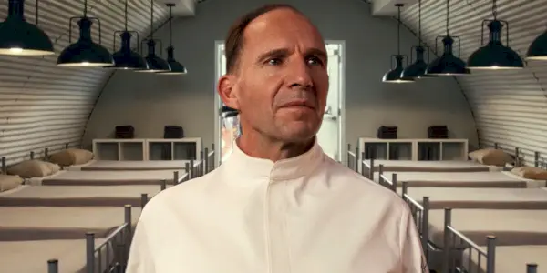 Ralph Fiennes jako šéfkuchař Slowik před spací čtvrtí Hawthorn z menu