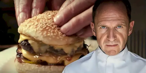 Ralph Fiennes jako šéfkuchař Julian s Menu