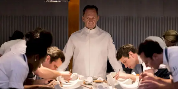 Šéfkuchař Slowik a jeho šéfkuchaři v The Menu